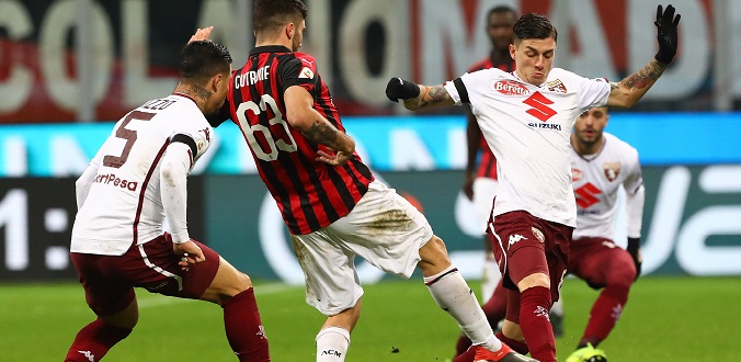 MILAN, ITALY - DECEMBER 09: Daniele Baselli (R) of Torino FC competes for the ball with Patrick Cutrone (C) of AC Milan during the Serie A match between AC Milan and Torino FC at Stadio Giuseppe Meazza on December 9, 2018 in Milan, Italy. (Photo by Marco Luzzani/Getty Images)