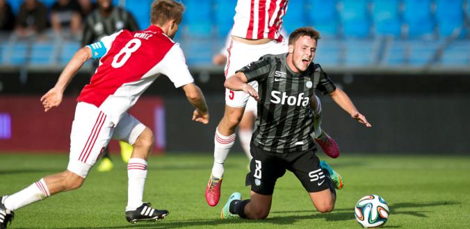 AaB vs. Esbjerg fB. Superliga. Runde 5. Esbjergs Jeppe Andersen bliver fældet af AaBs Kenneth Emil Petersen 5, til venstre er det AaBs Rasmus Würtz 8. (Foto: Bo Amstrup/Scanpix 2014)