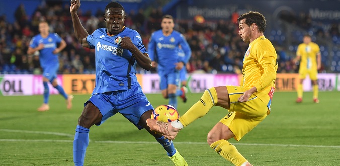 GETAFE, SPAIN - DECEMBER 01: Pablo Piatti of RCD Espanyol is challenged by Dakonam Djene of Getafe during the La Liga match between Getafe CF and RCD Espanyol at Coliseum Alfonso Perez on December 1, 2018 in Getafe, Spain. (Photo by Denis Doyle/Getty Images)